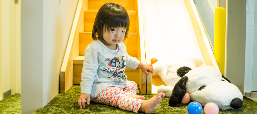 キッズルームで遊ぶ子供